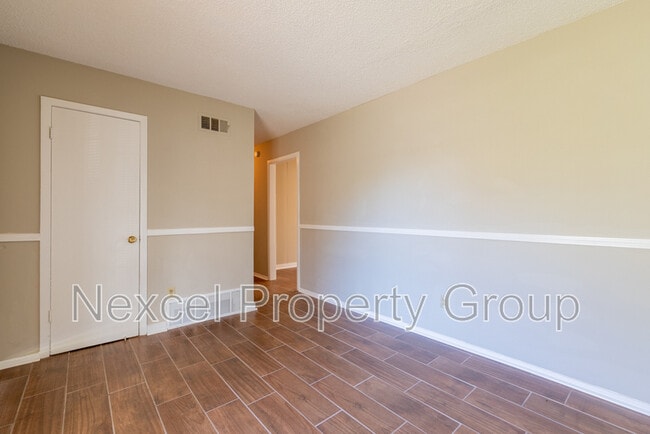 Building Photo - 6560 Greenbriar Dr