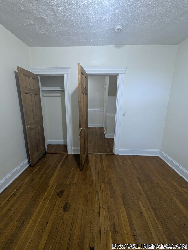 Building Photo - 364 Riverway