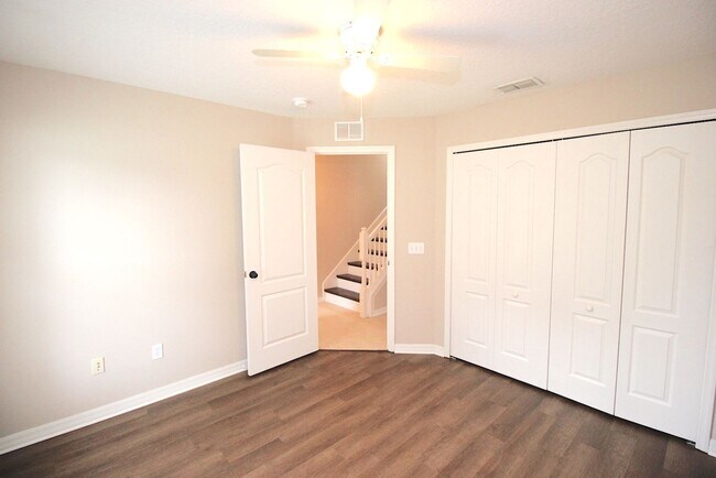 Building Photo - Huge 4 Bed 3 Bath Home w FENCED YARD and SCREENED LANAI for Rent!