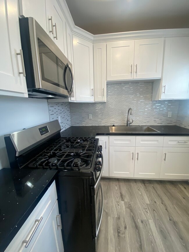 Building Photo - 405 W 3rd Street