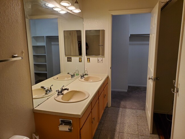 double sinks and laundry in upstairs bath - 254 Greenway Cir W