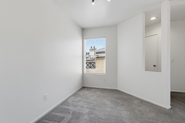 Building Photo - 2047 Lakeridge Cir