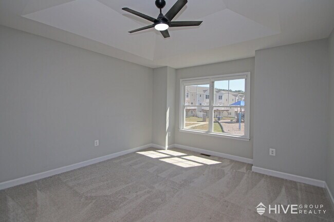 Building Photo - "Impressive 3-Bed Townhouse with Fenced in Backyard!"