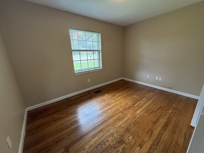 Building Photo - 1625 Green Hills Dr