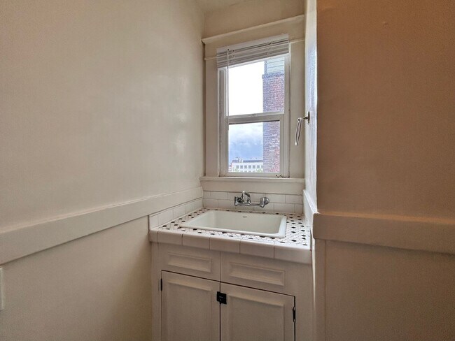 Building Photo - Vintage Charm - Top Floor NW Studio!