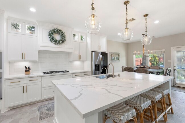 Building Photo - 6223 Pinewood Heights Dr