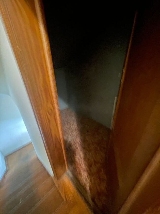 Building Photo - 4 bedroom 1 1/2 bath single family house with yard.