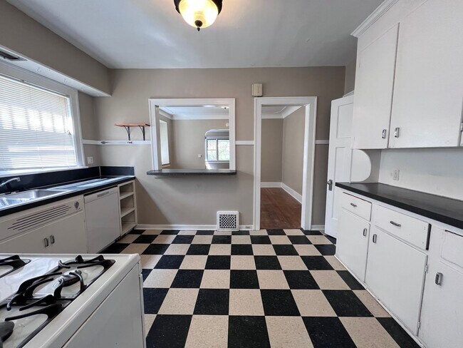 Building Photo - 3 Bedroom Duplex on a Brick Cul-de-sac, Blocks From Eastown and Cherry Hill!