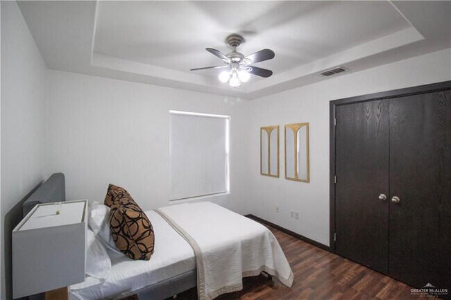 Building Photo - 18 W Daffodil Ave