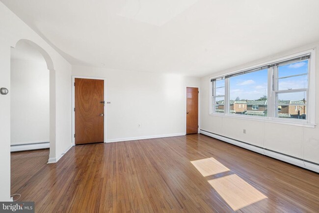 Building Photo - 2042 Faunce St