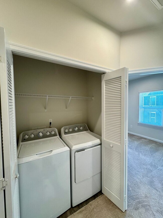 Building Photo - 3BR/2.5BA End Unit Townhome