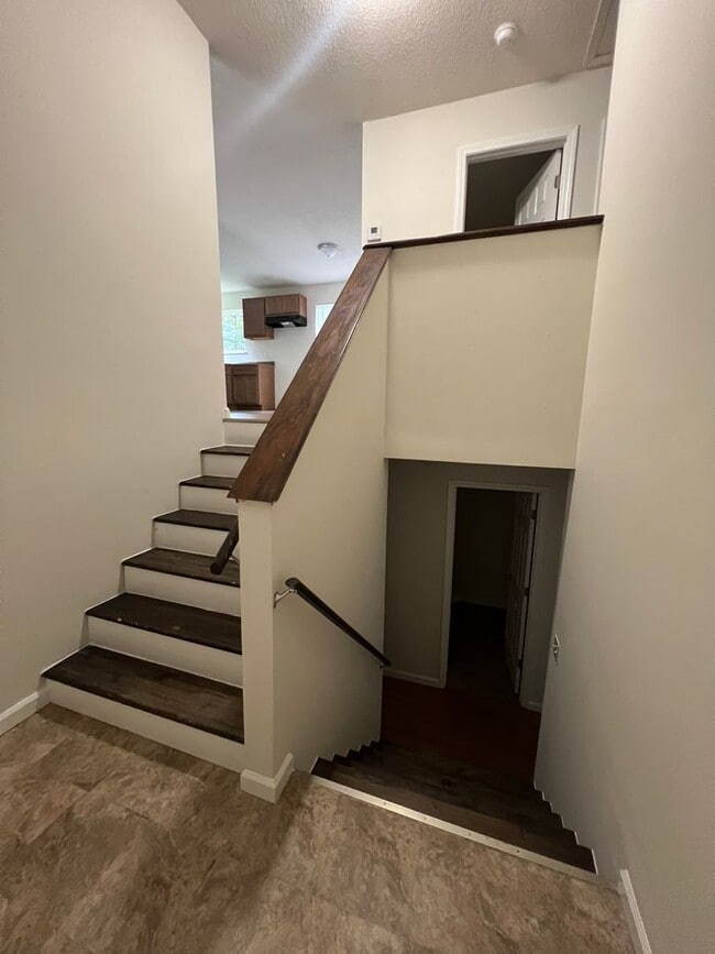 Building Photo - Spacious 4 bedroom Home conveniently locat...