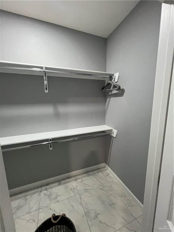 Building Photo - 15 E Iris Ave