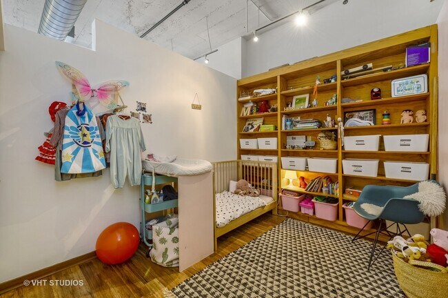 Building Photo - 621 S Plymouth Ct