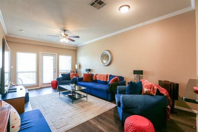 Building Photo - 910 W 25th St