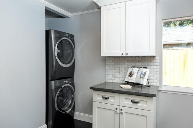 Building Photo - 381 McKendry Dr