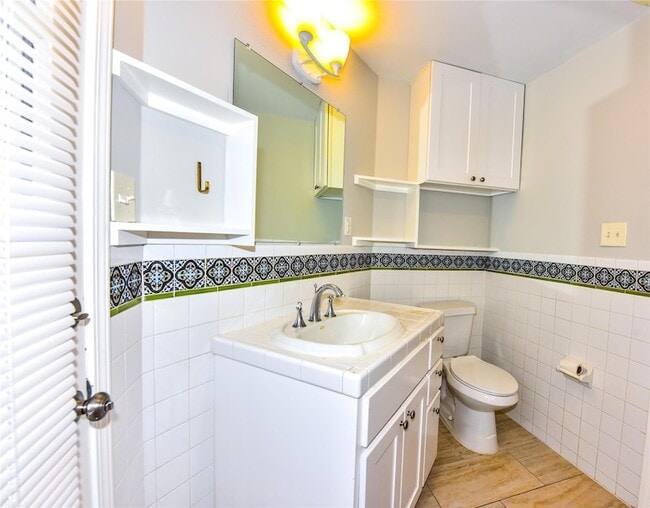 Building Photo - 410 Kenniston Dr