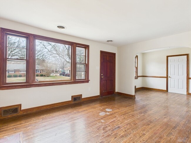 Building Photo - 637 Woodhaven Dr