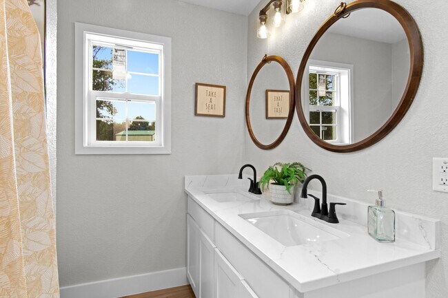 Building Photo - 15529 Pine St