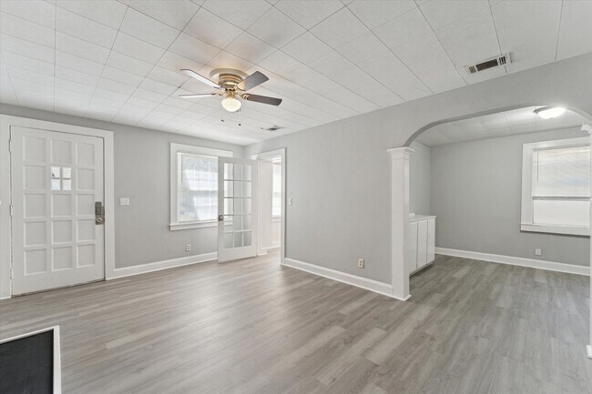 Building Photo - 2102 E 41st St