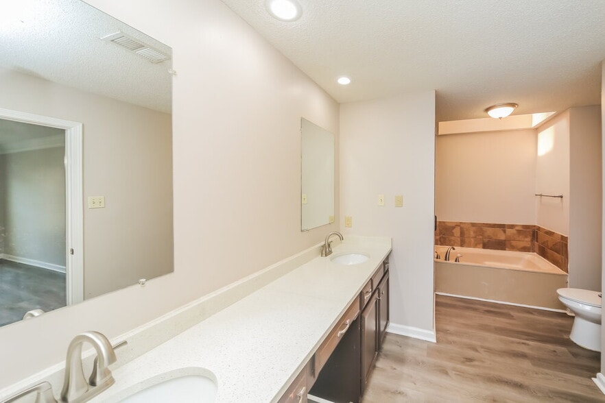 Building Photo - 5005 Cottage Ln