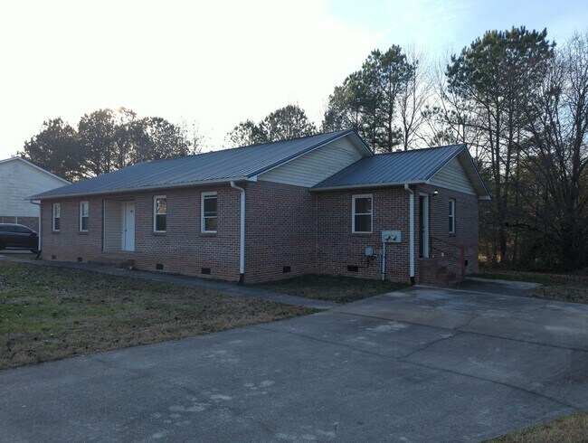 Building Photo - 115 Summerfield Rd