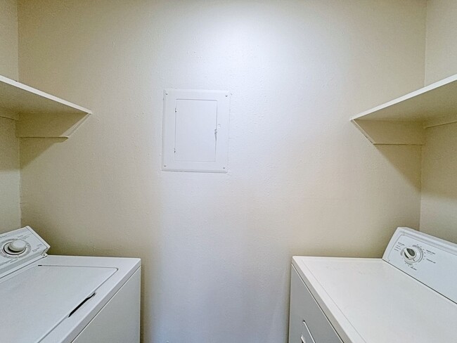 Building Photo - 2 Bedroom Condo for rent off Essen Lane