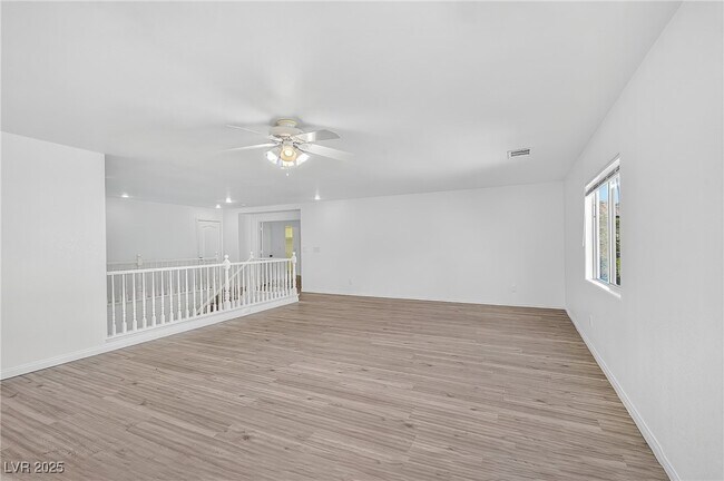 Building Photo - 1007 Paradise View St
