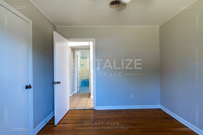 Building Photo - **Reduced Price** Adorable 3 Bedroom/1 Bat...