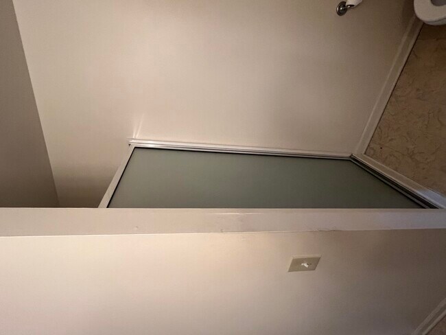 Building Photo - 9589 Lakeside Dr