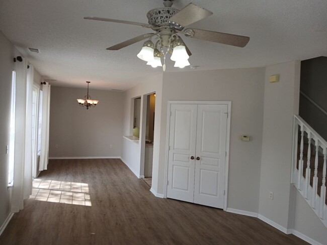 Building Photo - 5821 Ludington Dr