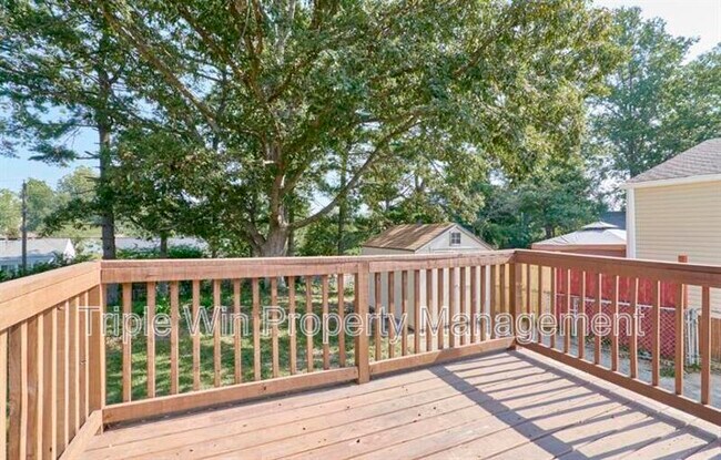 Building Photo - 9823 Meadowview Dr