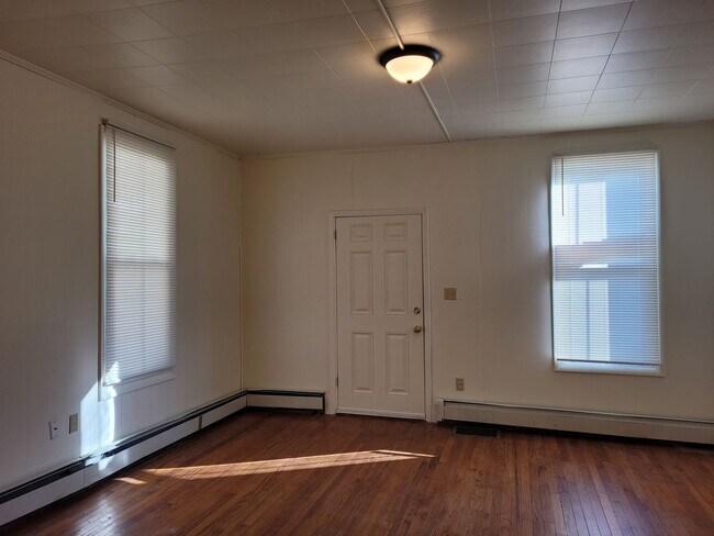 Building Photo - 123 E Burd St