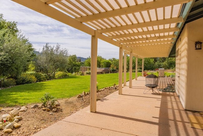 Building Photo - 425 Stuart Ct