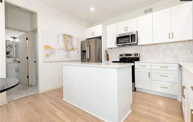 Building Photo - Spacious and Elegant 4 BR 3.5 BA Home in Olathe!