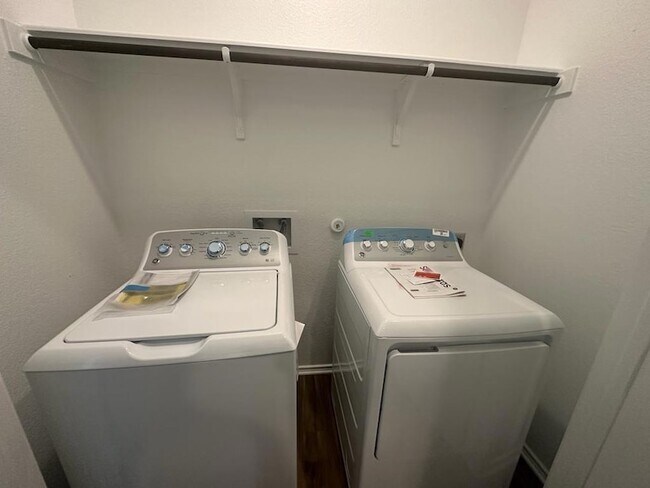 Building Photo - 239 Mica Trl