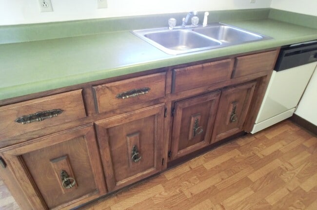 Building Photo - Great centrally located apartment!