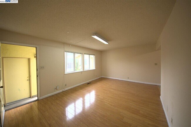 Building Photo - 1345 Kingfisher Way
