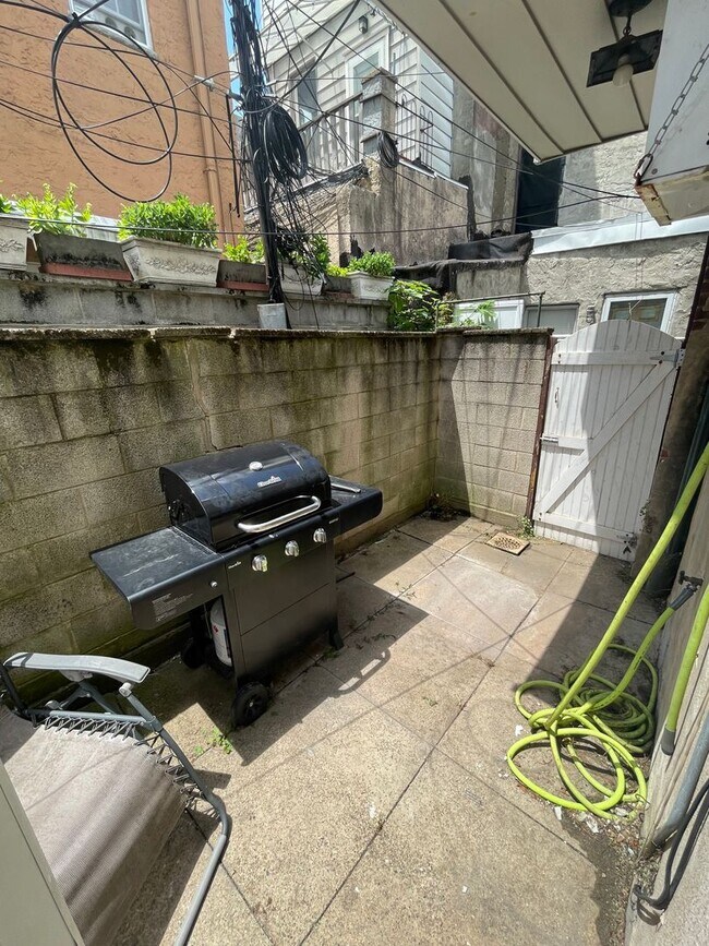Building Photo - Modern 3 Bedroom, 1 Bath Passyunk Sq. Home...