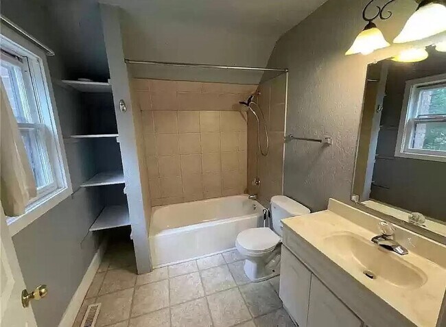 Building Photo - 3 Bed 2 Bath Single Family Home