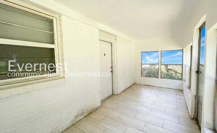 Building Photo - 3250 Cloverwood Dr