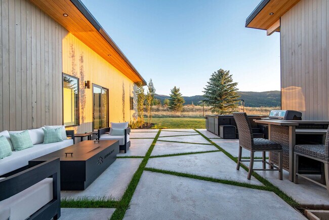 Building Photo - 779 Lucia Ln