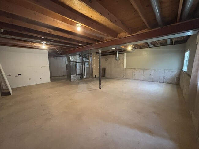 Building Photo - 4 bed/2.5 bath home