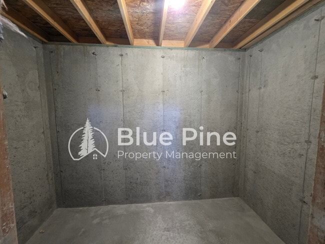 Building Photo - 4589 Blackstone Dr