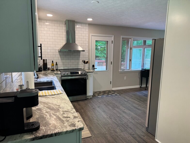 Kitchen - 1466 Lake Roger Dr