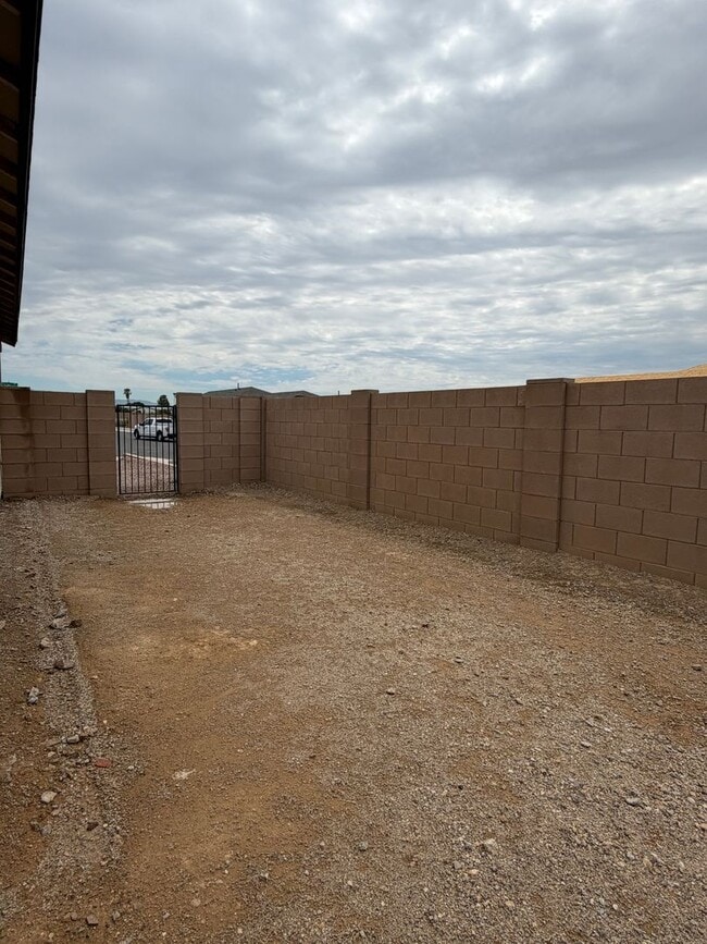 Building Photo - Gorgeous 3 Bedroom 2 Bath with modern upgrades in the home!