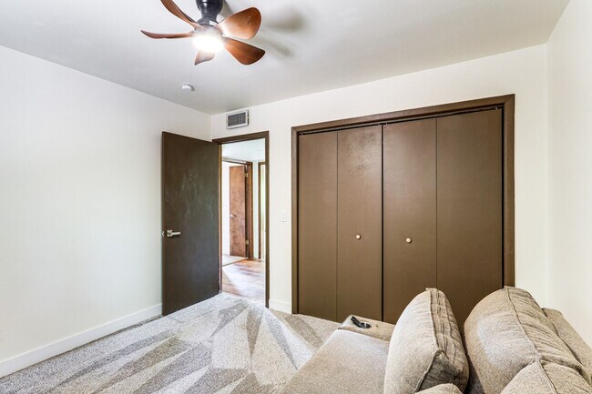 Building Photo - 10 Robbers Roost