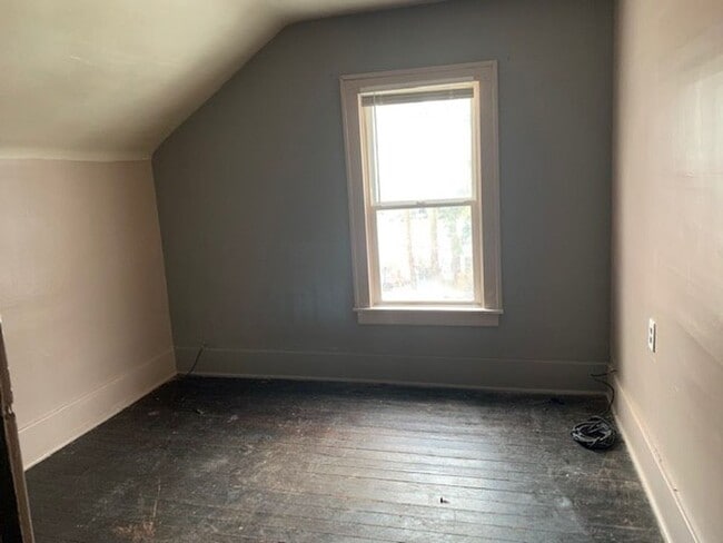 Building Photo - 3 Bedroom 1 Bath Home