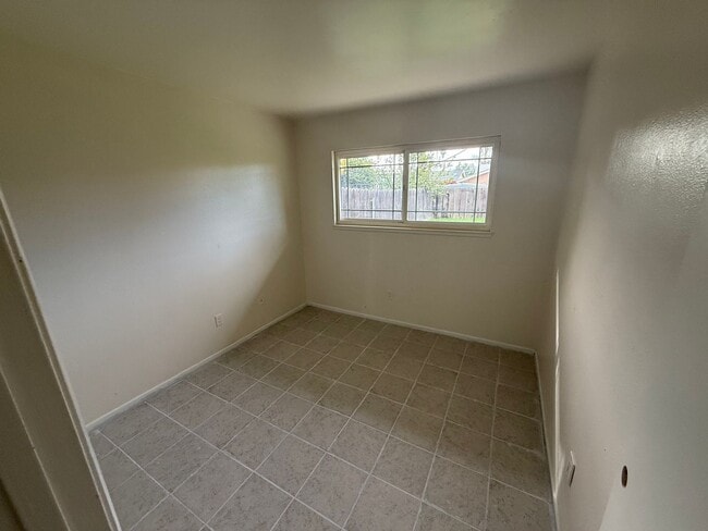 Building Photo - Three Bedroom Two Bathroom Home in Hemet!