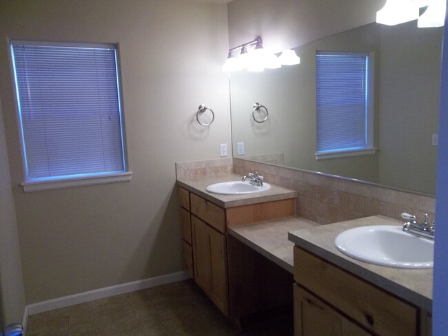 Building Photo - VIDEOTOUR: Stunning Home with Lots of Spac...